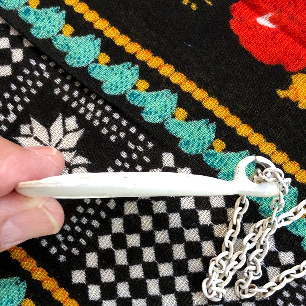 White metal open work pendant necklace - Picture 4 of 5